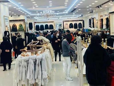 大雪降溫催熱潮，皮革城內貂皮大衣銷售火爆